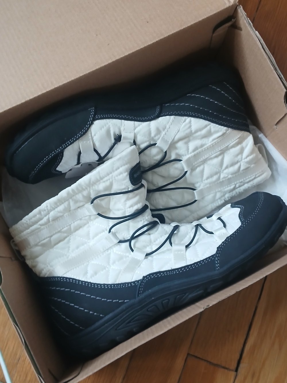 Skechers Quilted White and Black Women's Winter Boots